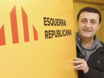 El candidat a l’alcaldia de Tona, Pere Senyé, a la seu d’ERC Osona Jordi Puig