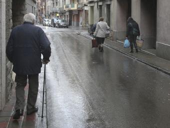 El carrer Sant Bartomeu, dimecres. És un coll d’ampolla amb molt trànsit i un pas molt estret per als vianants Jordi Puig