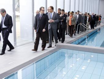 Un moment de la visita de les autoritats a la nova piscina de Taradell