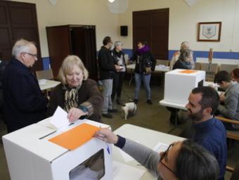 Una de les meses de votació del 22M a Casntellterçol Griselda Escrigas