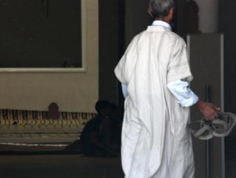 Una persona musulmana traient-se el calçat per anar a resar a Reus ACN