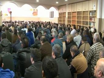 Fidels de l'islam resen a la mesquita de Reus Canal Reus TV