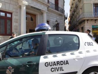 Vehicle del a Guàrdia Civil a les portes de l'Ajuntament de Reus Judit Fernández