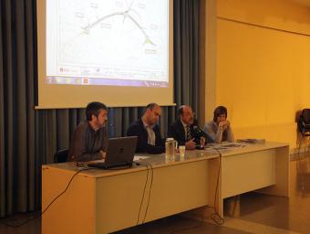 Representants de l’Ajuntament i de la Diputació explicant les novetats als veïns de Calldetenes