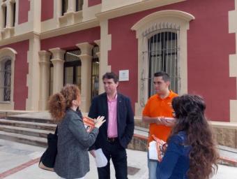 El candidat a l'alcaldia de C'S, Juan Carlos Sánchez (esquerra), a les portes de Mas Vilanova Cedida