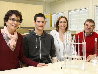 Imma Andreu, directora; Raimon Terricabres, el guanyador de l’Olimpíada, i els professors Anna Coo i Josep Casanovas, al laboratori del Jaume  Jordi Puig