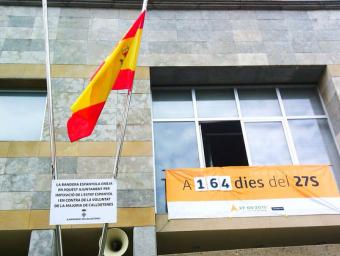 La bandera espanyola onejant, ara sí, a l’ajuntament de Calldetenes. Cada vegada, però, els la roben