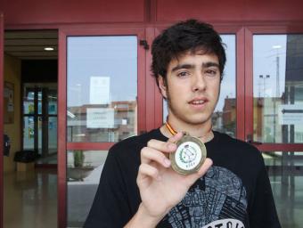 Max Doblas, aquest dimecres al matí amb la medalla de bronze obtinguda a l’olimpíada estatal de Física Albert Llimós