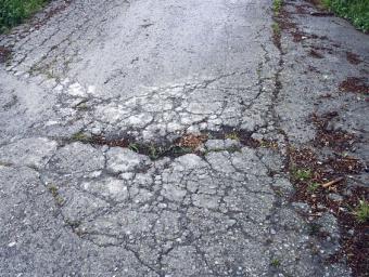 Detall de l’asfalt en alguns trams de la carretera de Sant Julià de Cabrera