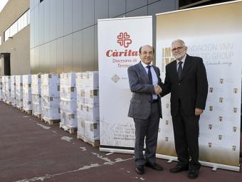 El propietari de Salerm amb el representant de Caritas el dia de la donació dels productes Ramon Ferrandis