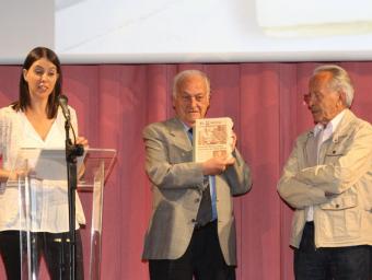 Joaquim Vivas, amb Esther Rovira i Miquel Codina, després de rebre el premi a l’última edició de l’Osonenc de l’Any
