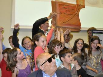 Alumnes de l’escola Vilamagore que van recollir el premi amb la directora, Eugènia Fornaguera, divendres passat a Girona Mestres 68