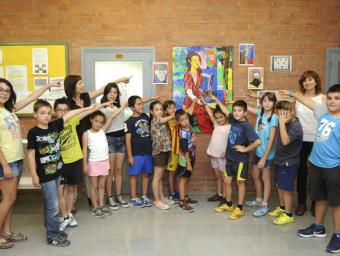 Mestres i alumnes de l’escola Sant Vicenç assenyalen un dels quadres que han fet inspirats en l’obra d’Abelló