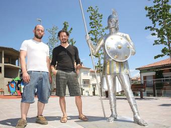 Sergi Xifró i Jordi Illamola, amb la seva escultura, aquest dijous a Sant Pere