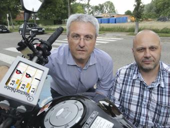 Toni Centellas i Xavier Arbós, amb un Vector Note instal·lat a la moto d’un d’ells Jordi Puig
