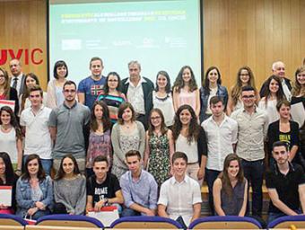 Foto de grup dels guardonats per la Universitat de Vic en la 17a edició dels premis de recerca de Batxillerat