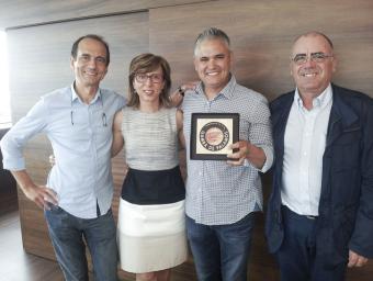 Pep Palau, M. Teresa Ferrés, Nandu Jubany i Francesc Benaiges, en el moment del lliurament del guardó, a Palamós