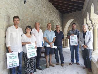 Alguns dels alcaldes lluçanesos amb la pancarta del 26J a les mans Jordi Puig