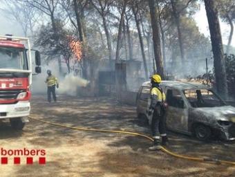 La furgoneta i la zona on hi havia les casetes auxiliars que han cremat Bombers de la Generalitat