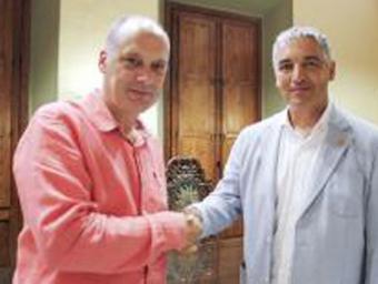 L’alcalde, Santi Vivet, i el cap de llista de Fem Torelló, David Forcada, van formalitzar l’acord a la sala noble de Can Parrella GUILLEM RICO