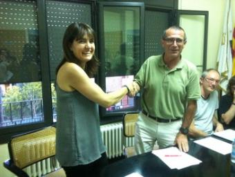 L’alcalde Àngel Torres donant-se la mà amb Llum Ureña, cap de llista de CiU