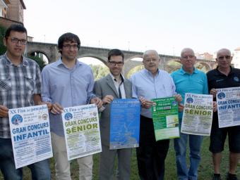 Els organitzadors mostrant el cartell de la Fira Ajuntament de Roda de Ter