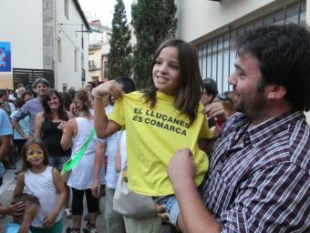 Isaac Peraire, alcalde de Prats, amb una nena amb la samarreta favorable a la comarca, aquest diumenge al vespre Jordi Puig