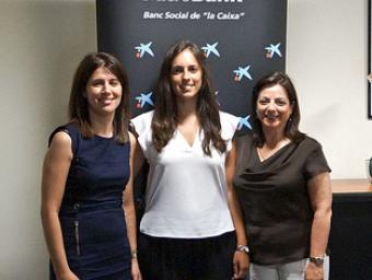 Meritxell Guerra, al centre, amb M. Isabel Fernández i Anna M. Asencio, de CaixaBank