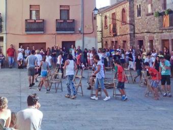 Participants de la primera edició de la cadirada a la plaça de l’Església, durant la festa major de l’any passat.