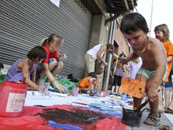 Infants pintant en una activitat infantil de festa major Griselda Escrigas