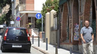 Gonzàlez caminant pel carrer Torregassa al tram més cèntric on tenen previst ampliar les voreres per facilitar la mobilitat dels vianants Ramon Ferrandis