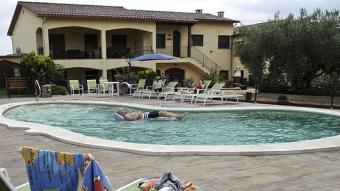 La casa de Can Gual, a l’Ametlla, amb un client a la piscina fa uns dies Ramon Ferrandis