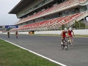Un grup de ciclistes entrenant a la recta principal del Circuit de Montmeló