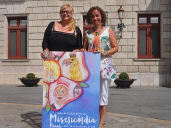 La regidora de Cultura, Montserrat Caelles, i Mercè Bessó, amb el cartell de Misericòrdia 2015 a les mans Enrique Canovaca