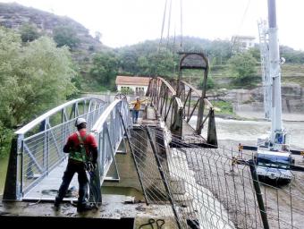 La passarel·la metàl·lica es va acabar d’instal·lar, de forma provisional, dimarts de la setmana passada