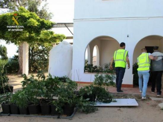Imatge de la Guàrdia Civil accedint a l'habitatge Cedida