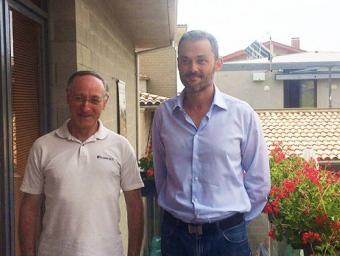 El consultor en temes energètics Josep M. Ferrau (esquerre), i el regidor de Medi Ambient de l’Ajuntament d’Avià, Josep Subirana, al balcó de l’Ajuntament. A la teulada de darrere es poden veure les plaques solars que es van instal·lar   AUTORA: Anna Costa