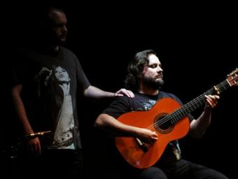 El Niño de Elche tocant la guitarra Cedida