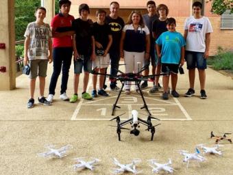 Participants i responsables del primer campus per aprendre a pilot un dron, a Cercs   Imatge cedida per Eurania