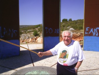 Samsó, davant la Porta dels Països Catalans. EL PUNT AVUI