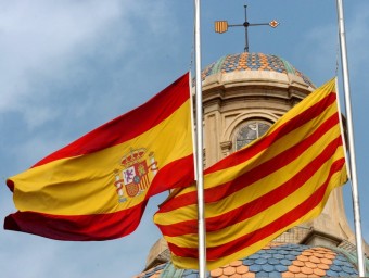 La bandera catalana i l'espanyola, onejant al Palau de la Generalitat J.M/EFE