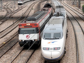 Tren de rodalia i Euromed sortint de l'Estació del Nord de València. /  ARXIU