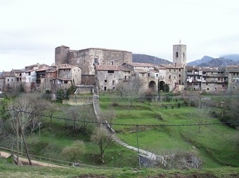 Una vista del conjunt històric de Santa Pau des del mirador de Can Poet.  J.C