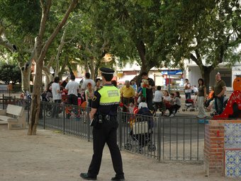 Policia local de Silla vigilant un parc infantil d ela població. S.GRANDE