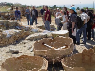 Imatge d'arxiu d'una visita al jaciment de Vallmora de Teià. EL PUNT