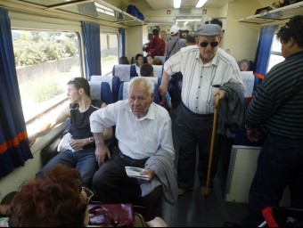 L'interior d'un tren de la línia de Lleida a la Pobla de Segur. ANDREU PUIG / ARXIU