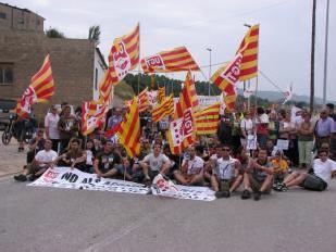  Els treballadors d'Inquide van participar en la manifestació contra els acomiadaments de l'empresa química Ercros divendres passat.   Cristina Fornós / Arxiu ACN. 