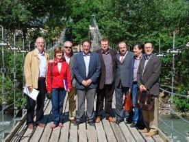  Els representants de la Comissió de Turisme de la Diputació de Lleida visitant el nou pont penjat de Rialp

 FOTO: Marta Lluvich.   Marta Lluvich. 
