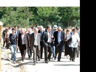  La comitiva passeja pels nous horts de Sant Benet de Bages. Al centre, el conseller Llena i el president de Caixa Manresa, Valentí Roqueta.   Marc Riera. 