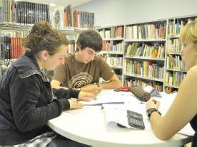  Usuaris a la Biblioteca Comtat de Cerdanya FOTO: Salomé Escribà.   Salomé Escribà. 